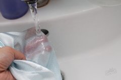 Избавиться от восковых пятен очень просто